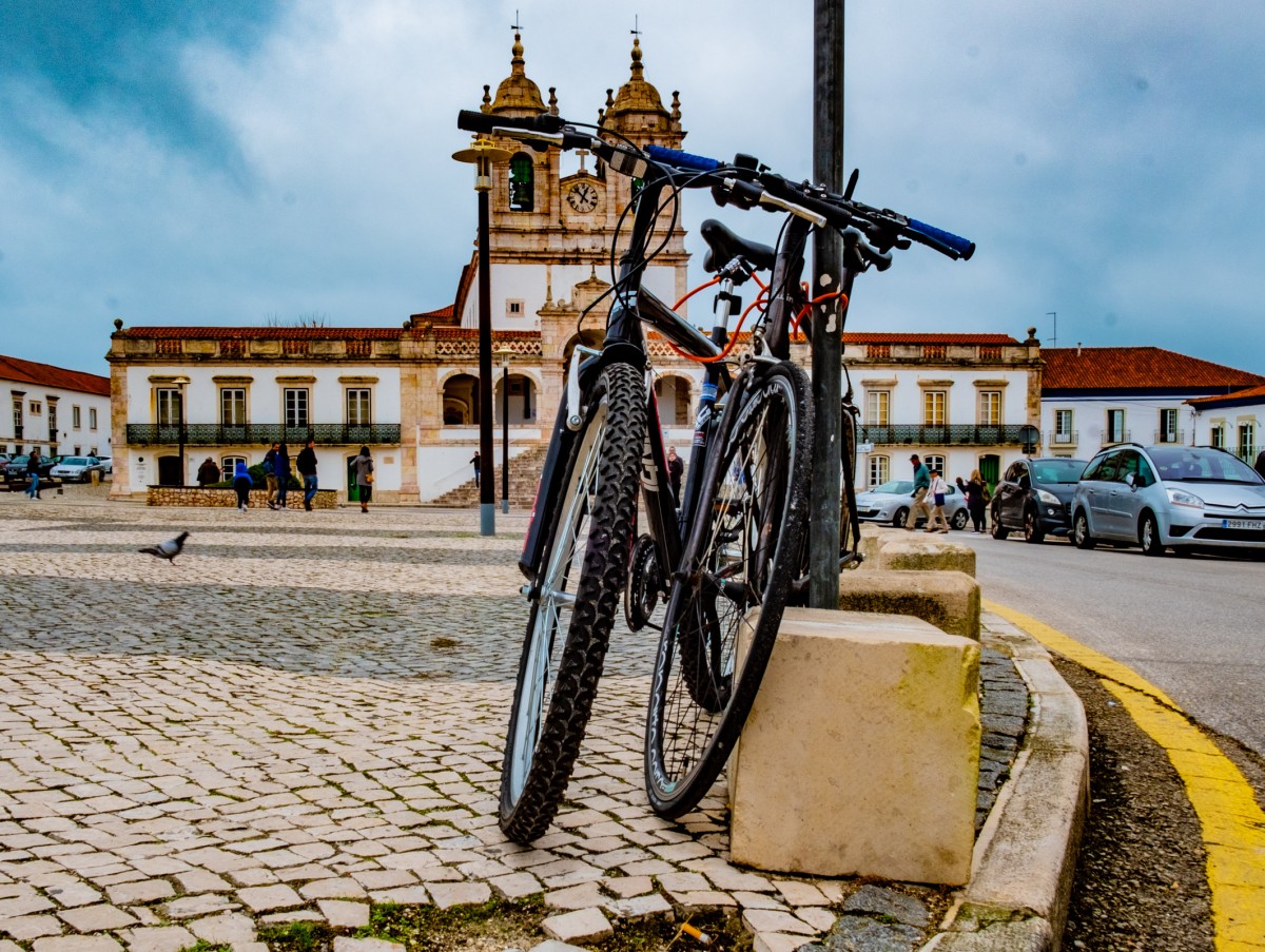 cykling, blå, cykel, cykelhjul, fordon, stad, transport, cykeldelen, transportsätt, arkitektur, kullersten, stadsområde, himmel, Cykelgaffel, sportutrustning, cykelstyre, stad, mountainbike, Cykeldäck, gata, väg cykel, väg, turism, Cykelpedal, cykelram, cykel drivlina del, Cykel tillbehör, hYBRID~~POS=TRUNC, byggnad, eker, hjul