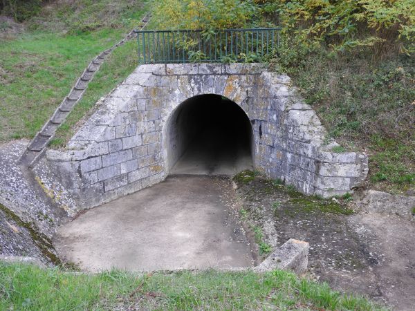 Passage Under road,Pierre,Most,príroda,tráva,Humpback bridge