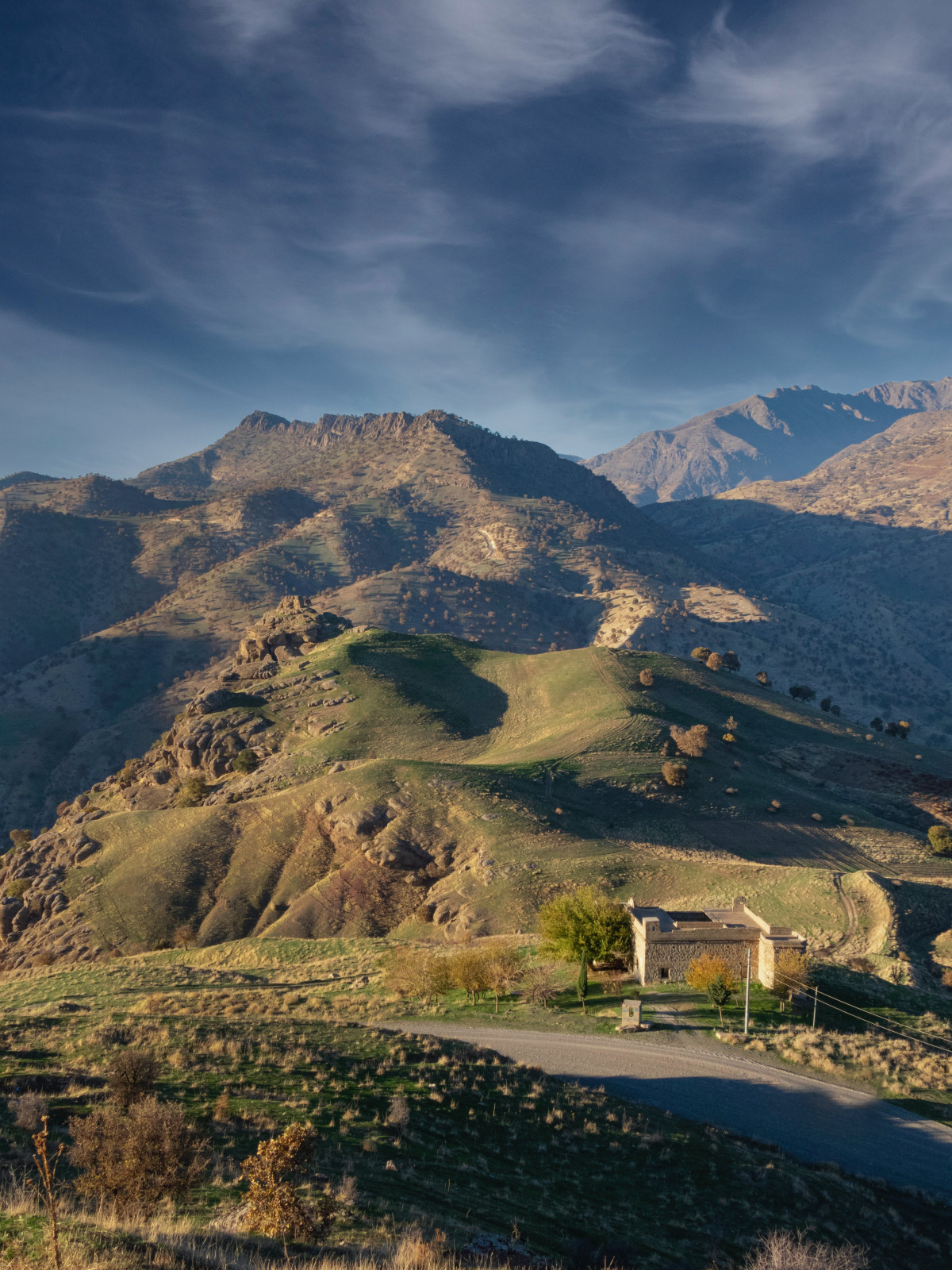 doğal, bulut, gökyüzü, dağ, bitki, Eğim, doğal manzara, Yayla, arazi, çimen, Çayır, sade, yol, peyzaj, ufuk, vadi, yol yüzeyi, ağaç, Tepe, kümülüs, Plato, Masif, Dağ sırası, Düştü, çayır, Tepe istasyonu, bozkır, Göller Bölgesi, Kaya, akşam, Rezervuar, otlak, Sırt, Zirve, toprak yol, Tundra, toprak, Wadi, Papaz, gölge, Loch, okyanus, köy, alan, kış, dağ geçidi, sahil