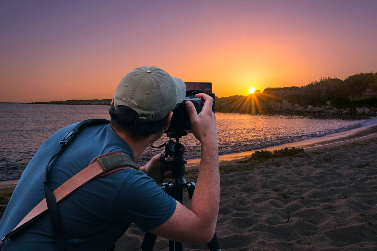 fotós, elfog, napnyugta, kamera, Férfi, kép, nap, személy, fényképezés, viszontlátásra, strand, tenger, vakáció, tájkép, horizont, napfény, panoráma, víz, ég, Napkelte, este, móka, visszaverődés, napfény, homok, felhő, napszemüveg, óceán, pihenés