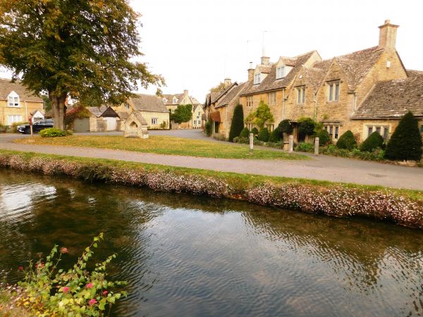 Lower Slaughter, the Cotswolds, Old homes, old English homes, old Cotswolds homes, aliran