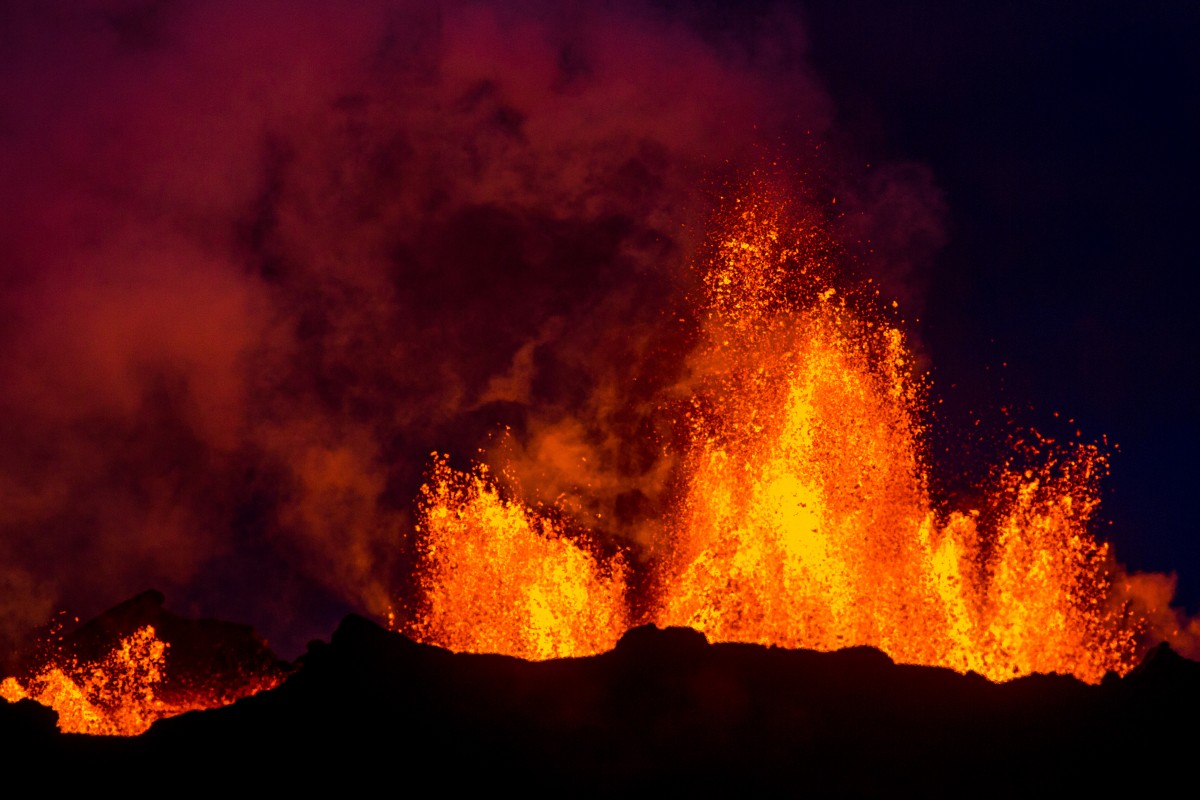 Feu, flamme, brûler, feu, chaud, chaleur, brûlant, flammes, rouge, fumée, danger, Orange, nuit, flamber, enfer, bois, jaune, explosion, ciel, incendies, noir, lumière, la nature, foncé, abstrait, marron, un événement, atmosphère, ambre, la pollution, Phénomène géologique, Écorégion, Phénomène atmosphérique, monde, lave, Forme de relief volcanique, Fissure vent, volcan, gaz, Champ volcanique, Types d'éruptions volcaniques, danger