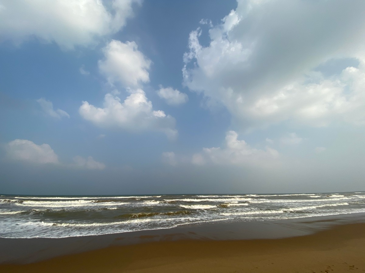 eau de mer, beau, belle plage, Vue sur la plage, eau, le sable, l'écoulement de l'eau, couler, Contexte, Couleur sable, nuage, Vue en nuage, la nature, fluide, bleu, jour, environnement naturel, Reliefs côtiers et océaniques, atmosphère, côte, rive, paysage, horizon, cumulus, été, liquide, plage, océan, lumière du soleil, Azur, vent, vague, Vague de vent, la photographie, mer, Phénomène météorologique, marée, calme, Tropiques, baie, Banc