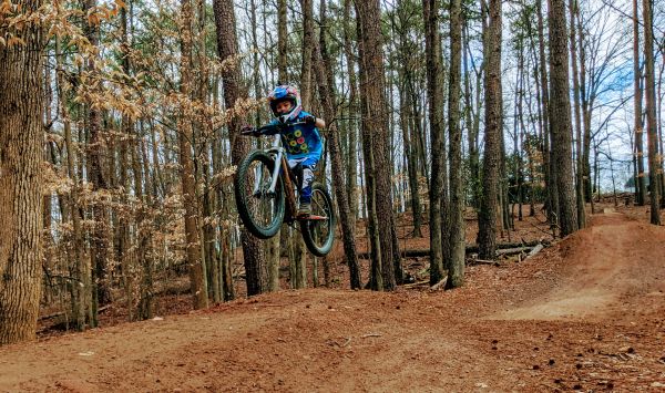 lançamento,dirt jump,saltar,criança,Brincando de criança,Mtb