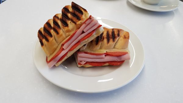 belegd broodje,jam,tomaten,lunch,eten,gezond eten