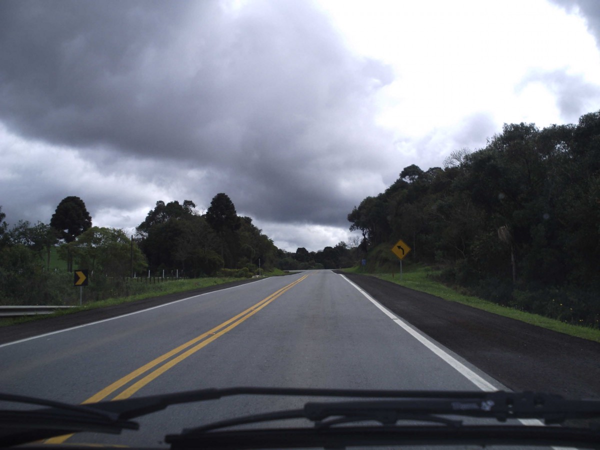 la carretera, Brasil, cielo, autopista, nube, asfalto, carril, viaje, vía pública, superficie de la carretera, infraestructura, Fenómeno atmosférico, parabrisas, modo de transporte, tierras altas, conducción, árbol, montaña, limpiaparabrisas, Autoparte, Parte ventana automotriz, autopista, Fenómeno meteorológico, Exterior del automóvil, vaso, Estructura no edificable, horizonte, ventana, paisaje, alquitrán, planta, hombro, cúmulo, vehículo