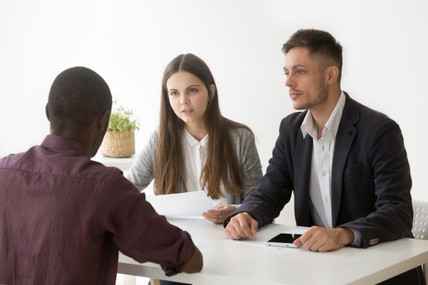 aanvrager,bedrijf,zakenman,zakenvrouw,attent,zwart