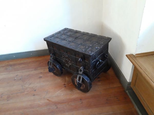 natural,furniture,chest,trunk,hardwood,table