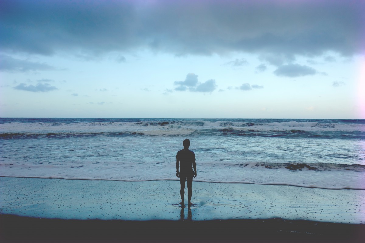 playa, mar, costa, agua, arena, Oceano, horizonte, persona, nube, cielo, luz de sol, Mañana, apuntalar, ola, viento, vacaciones, contemplación, calma, sereno, bahía, Cuerpo de agua, soltero, Pensamientos, Onda de viento