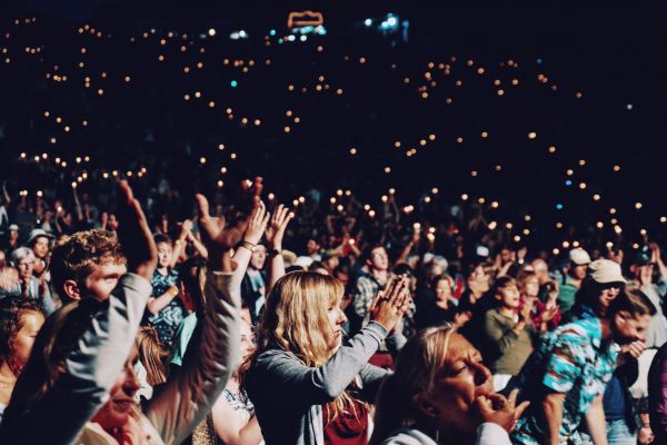 človek,ľudia,dav,koncert,publikum,muž