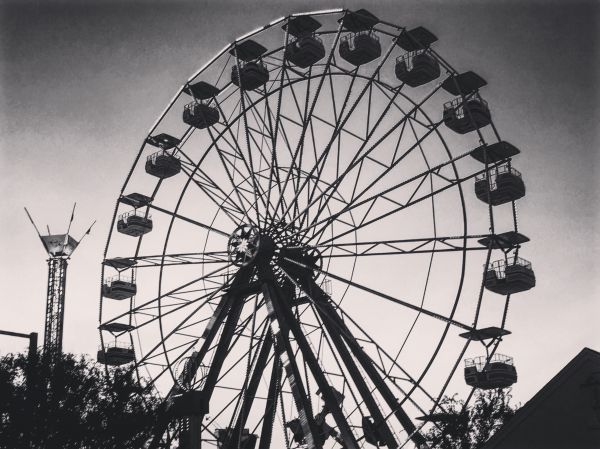 de plein air, ciel, roue, jouer, rond, noir et blanc