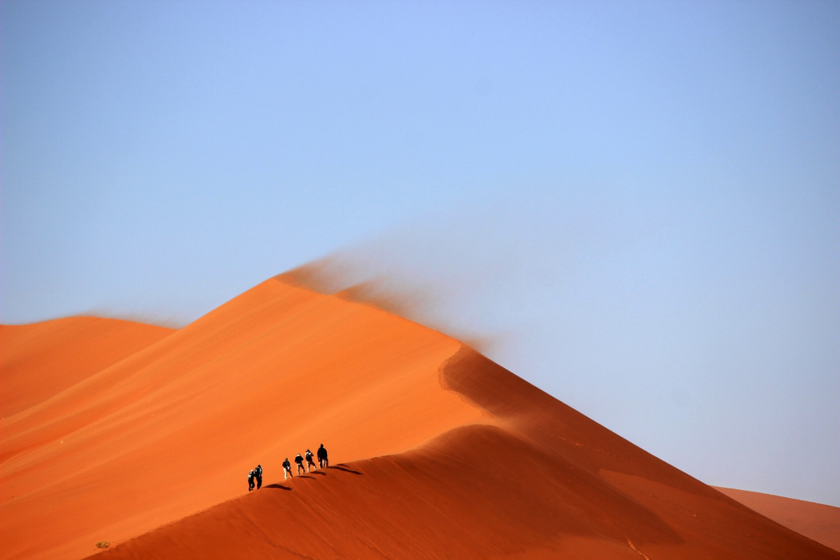 landskap, sand, horisont, personer, himmel, vandring, öken-, dyn, vandra, orange, vandra, blå, solig, kullar, varm, platå, blåsigt, livsmiljö, ekosystem, sahara, wadi, landform, erg, sanddyner, naturlig miljö, geografiska särdrag, aeolian landform