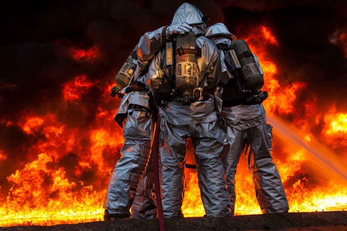 Leben, Ausrüstung, sprühen, Ausbildung, Feuer, Helm, Achtung, Sicherheit, Schlauch, Schutz, Job, Bedienung, trainieren, Feuerwehrmann, Feuerwehrmänner, Bildschirmfoto, Feuerwehrleute, Düse, Kontrolliert, Stuntman