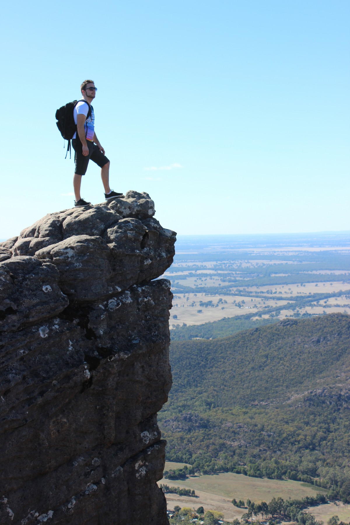 Landschaft, Meer, Natur, draussen, Rock, Wildnis, Gehen, Berg, Himmel, Wandern, Abenteuer, Rucksack, Gebirge, Suchen, Erholung, Wanderer, Cliff, szenisch, Backpacker, Klettern, Extremsport, Terrain, Grat, Gipfel, Bergsteigen, Rand, Geologie, Sport, Trekking, Erholung im Freien, Bergige landforms