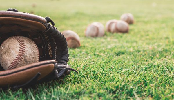 guanto da baseball,equipaggiamento sportivo,guanto,erba,equipaggiamento per la protezione personale,prato