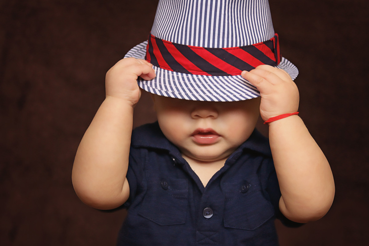 la personne, gens, fille, doux, garçon, enfant, mignonne, amour, portrait, Jeune, rouge, petit, enfant, couvert, chapeau, bleu, en jouant, Vêtements, en bonne santé, bébé, enfance, fils, Photos, visage, les yeux, innocent, content, bonheur, bébé, bambin, casquette, peu, adorable, abdomen, séance photo, bébé garçon, Photographie de portrait