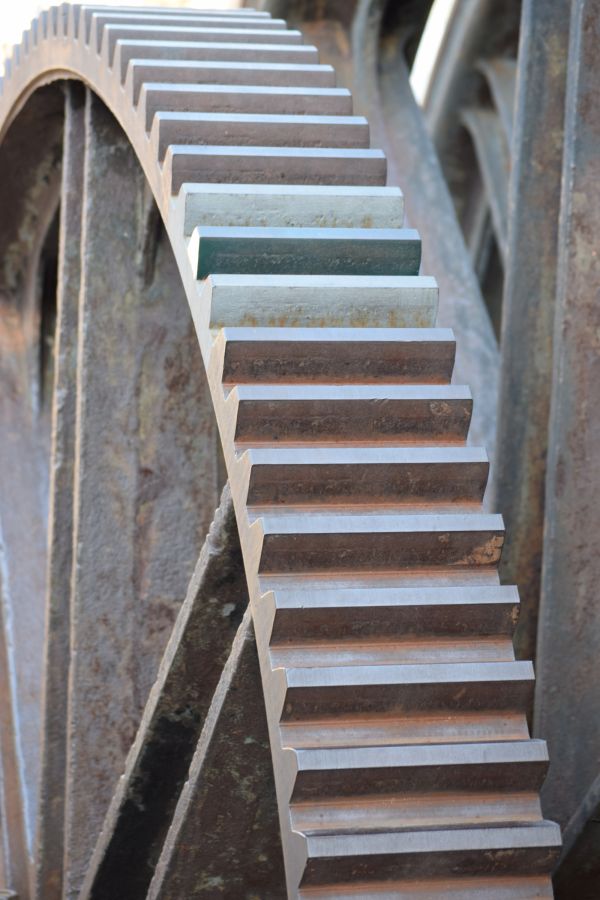 wheel,wood,floor,wall,beam,arch