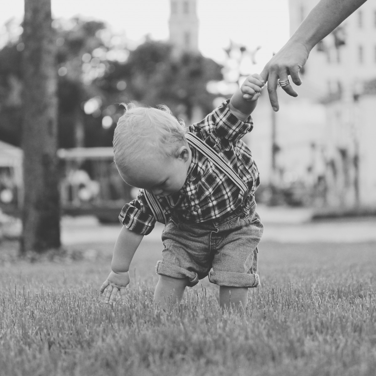 persona, en blanco y negro, gente, blanco, calle, fotografía, jugar, chico, niño, linda, primavera, juventud, niño, jugando, negro, monocromo, bebé, infancia, familia, divertido, contento, felicidad, niñito, pequeño, fotografía, Fotografía monocroma, Posiciones humanas