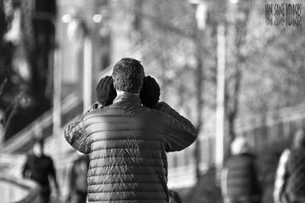 route,rue,homme,noir et blanc,blanc,pont