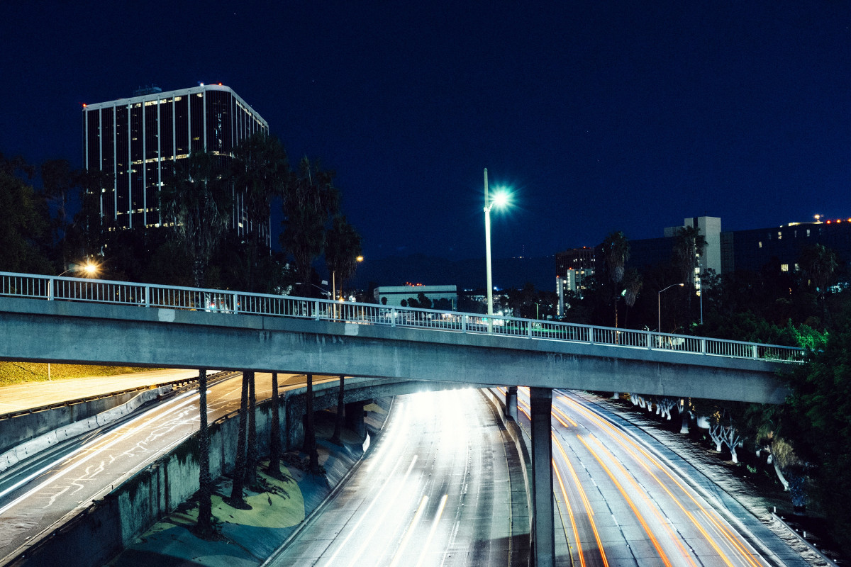 lett, vei, bro, skyline, trafikk, natt, hovedvei, bygning, by, skyskraper, Urban, pass, bybildet, sentrum, mørk, skumring, kveld, speilbilde, landemerke, metropolitan, lys, bygninger, metropolis, offramp, urbant område, lyktestolper, bosetning, byområde