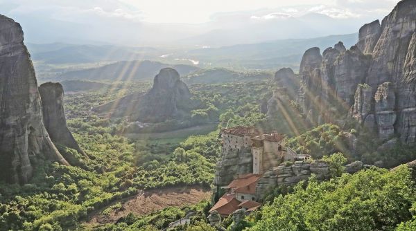 δάσος,βουνό,ηλιακό φως,κοιλάδα,οροσειρά,γκρεμός