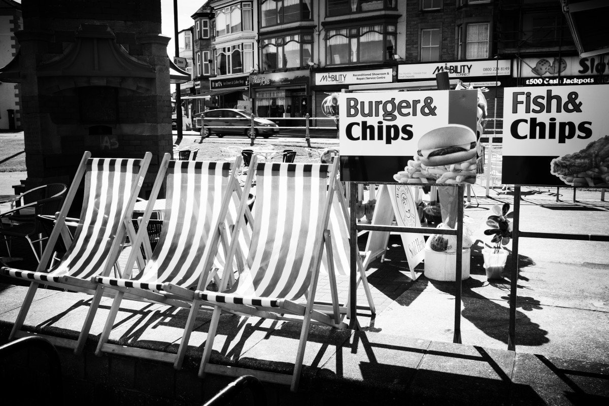 de praia, Preto e branco, estrada, branco, rua, fotografia, verão, Beira-mar, Preto, monocromático, Lancashire, Reino Unido, Streetphotography, Inglaterra, Bw, 2014, Morecambe, comida rápida, cadeiras de praia, a infraestrutura, fotografia, forma, área urbana, Fotografia monocromática, Filme negro