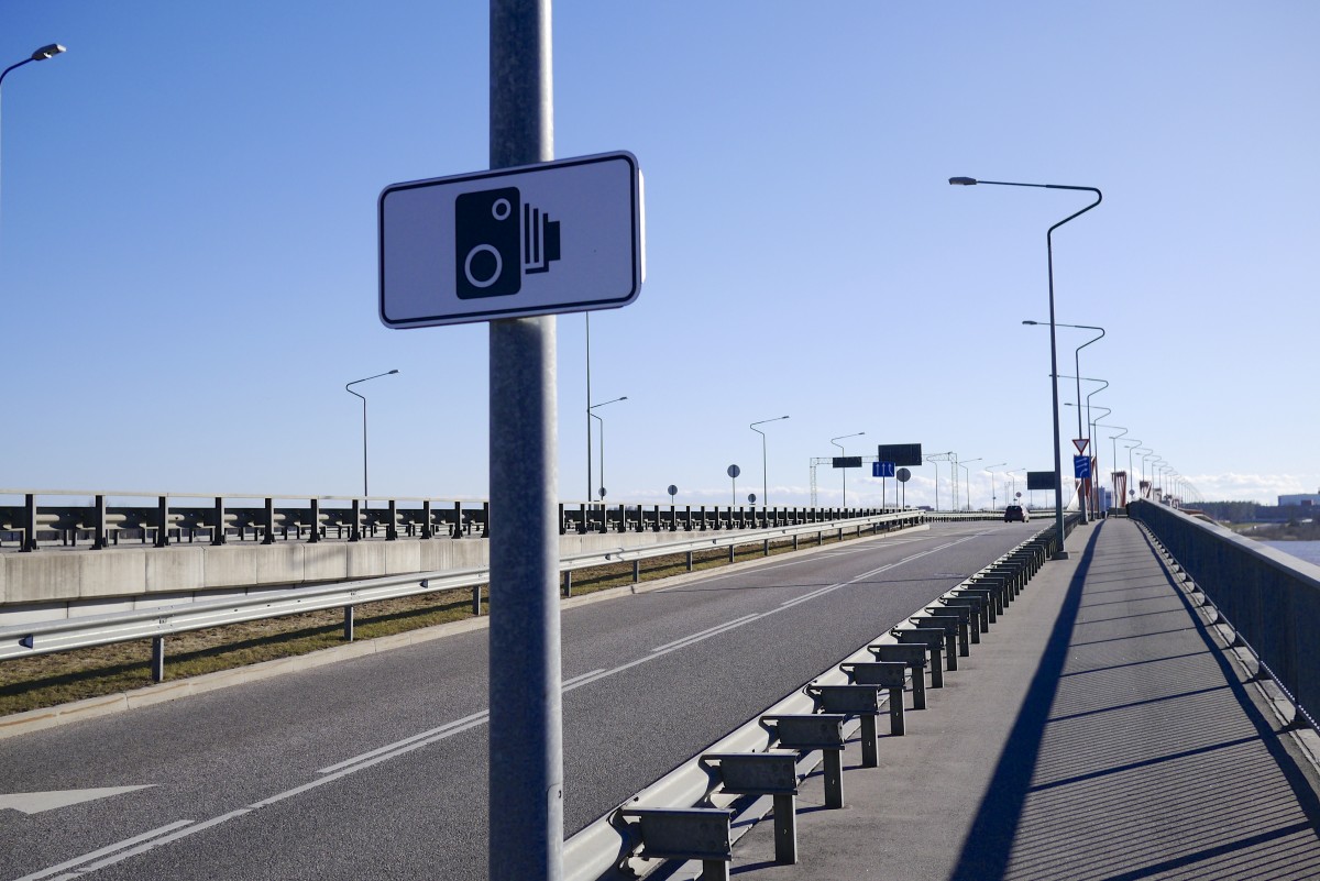 route, pont, Autoroute, Passerelle, transport, signe, ligne, panneau de signalisation, véhicule, éclairage public, Panneau de signalisation, Signalisation, voie, éclairage, lampadaire, panneau de signalisation, Infrastructure, luminaire, panneau de signalisation, passage piéton, Autoroute à accès contrôlé, radar de vitesse