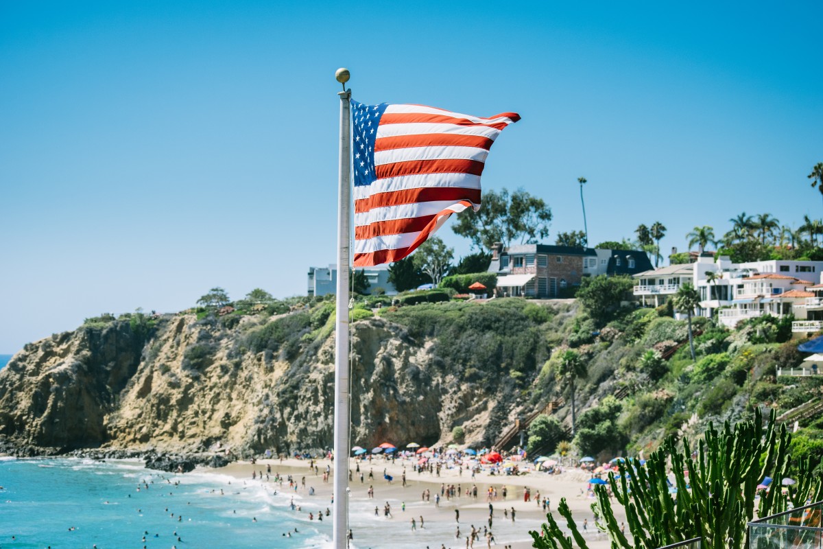 strand, hav, kyst, gangbro, ferie, klint, forlystelsespark, tårn, flag, american flag, ferie, milepæl, turisme, udvej, vandland