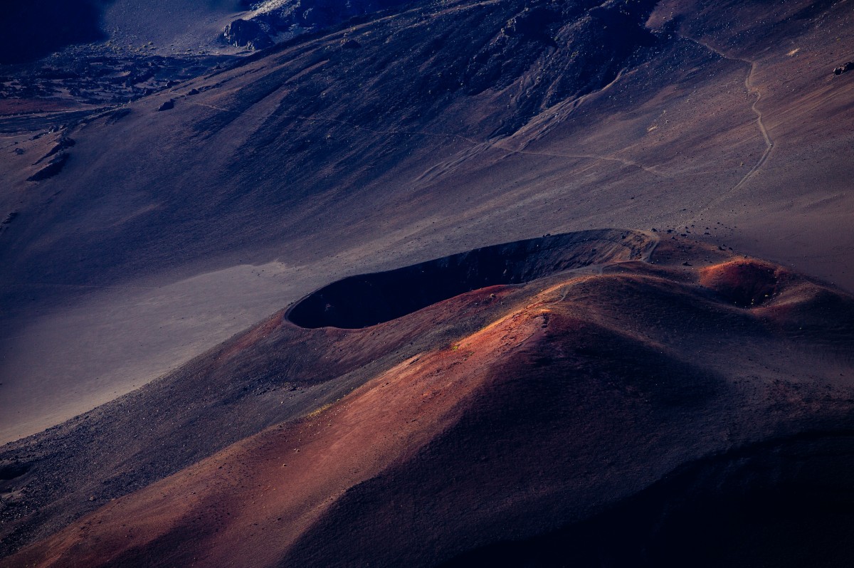 horizon, Montagne, neige, nuage, lever du soleil, Matin, dune, trou, Aube, atmosphère, chaîne de montagnes, crépuscule, volcan, cratère, sommet, plateau, Forme de relief, photographie aérienne, caractéristique géographique, Phénomène atmosphérique, Atmosphère de la terre, Relief montagneux, Phénomène géologique