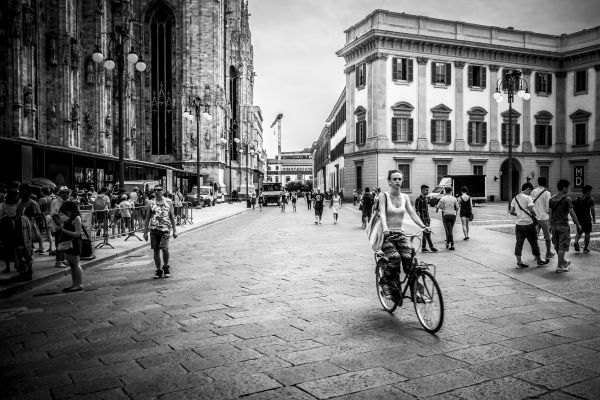 pedone,bianco e nero,strada,strada,fotografia,urbano