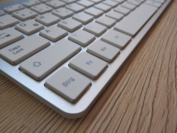 computer keyboard,electronic device,input device,technology,computer component,space bar