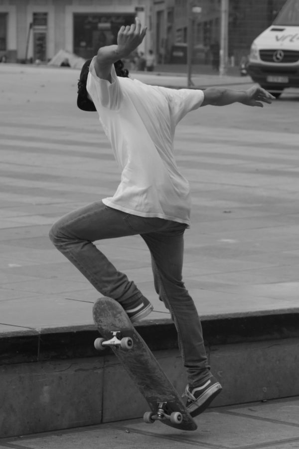 muž,čierna a biela,ľudia,biely,fotografovanie,skateboard