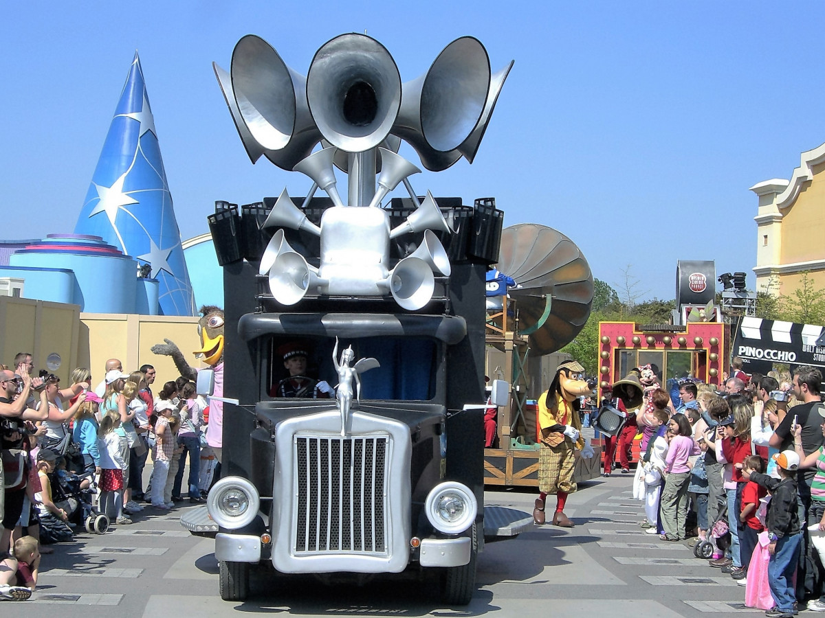 transport, vehicul, parc de distractii, paradă, disney, festival, zgomot, megafon, camion sunet