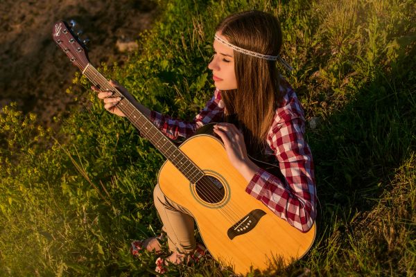 dievča,gitara,hudobný nástroj,letné,jeseň,gitarista