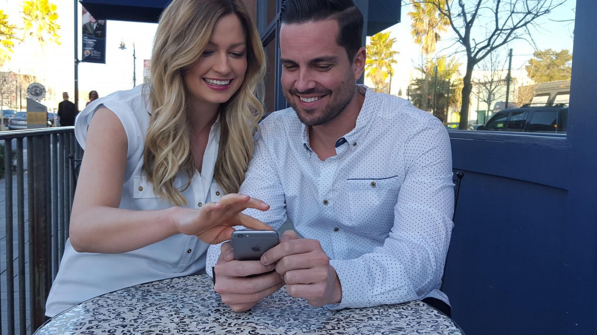 mobile, homme, la personne, gens, femme, mâle, femelle, amour, Jeune, téléphone, séance, couple, achats, Rue de la ville, ensemble, mode de vie, caucasien, en plein air, interaction, jeune couple, Gens, Sourire, Tenue, téléphone, beau couple, Sourire, couple, Salle à manger, Rue du centre-ville