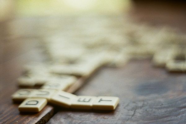 mão,palavra,madeira,número,Scrabble,jogo de tabuleiro