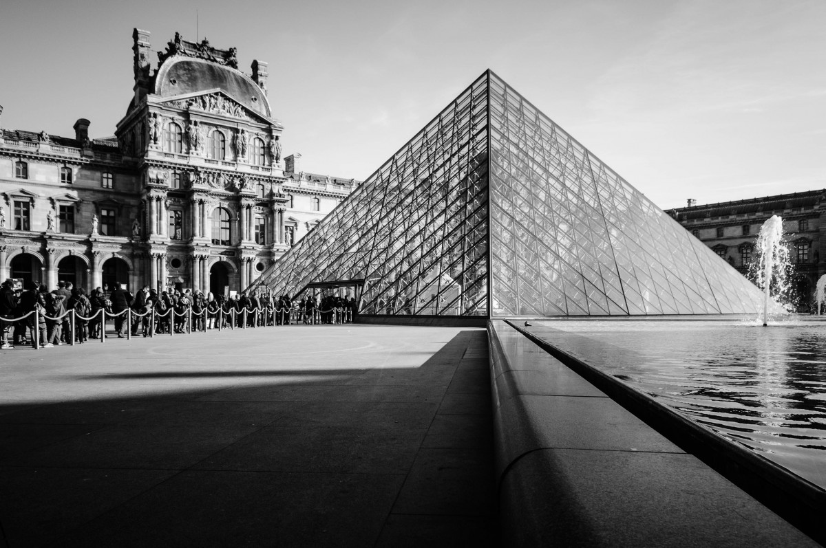 svartvitt, arkitektur, vit, byggnad, paris, skyskrapa, monument, stadsbild, frankrike, bländskydd, pyramid, landmärke, Fasad, svartvit, symmetri, form, glas pyramid, svartvit fotografering