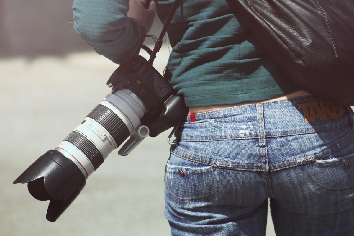 hånd, Mann, person, kvinne, teknologi, kamera, fotografering, fotograf, mann, vår, canon, profesjonell, klær, ass, tilbake, fotografi, zoom, journalist, telelinse, Teleobjective