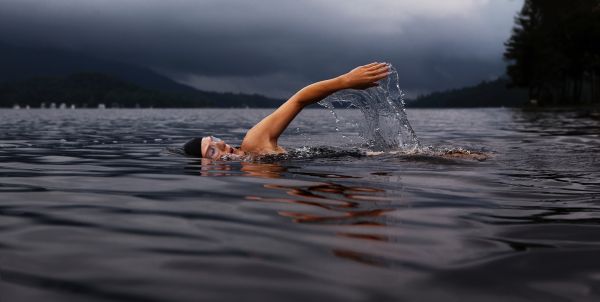 mare,acqua,luce del sole,persona,onda,lago