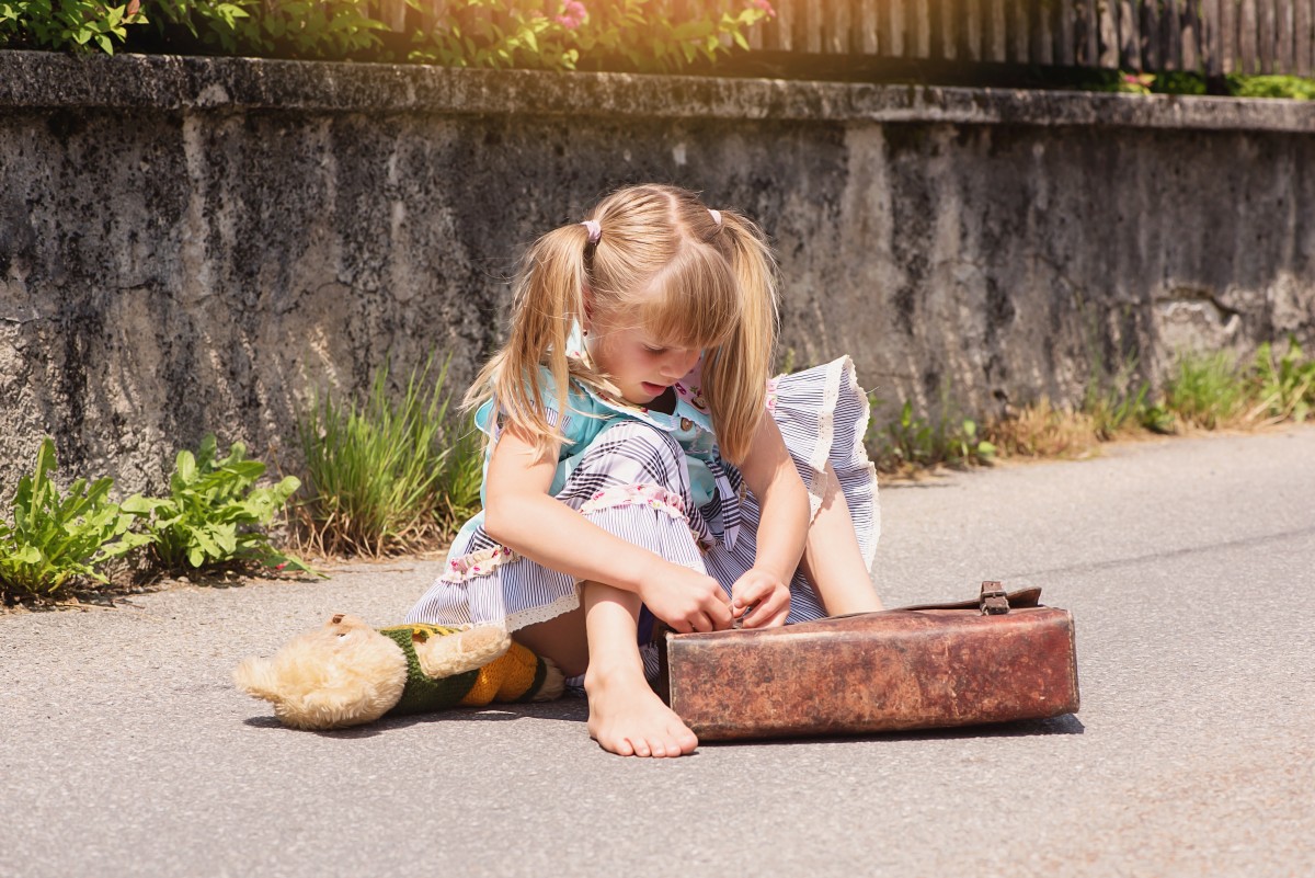 persona, persone, ragazza, sole, strada, estate, vacanza, gamba, ritratto, primavera, seduta, bambino, umano, orsacchiotto di peluche, bambino piccolo, bellezza, biondo, su, lontano, orsacchiotto, servizio fotografico, cartella, trecce, Custodia in pelle, schulweg, posizioni umani