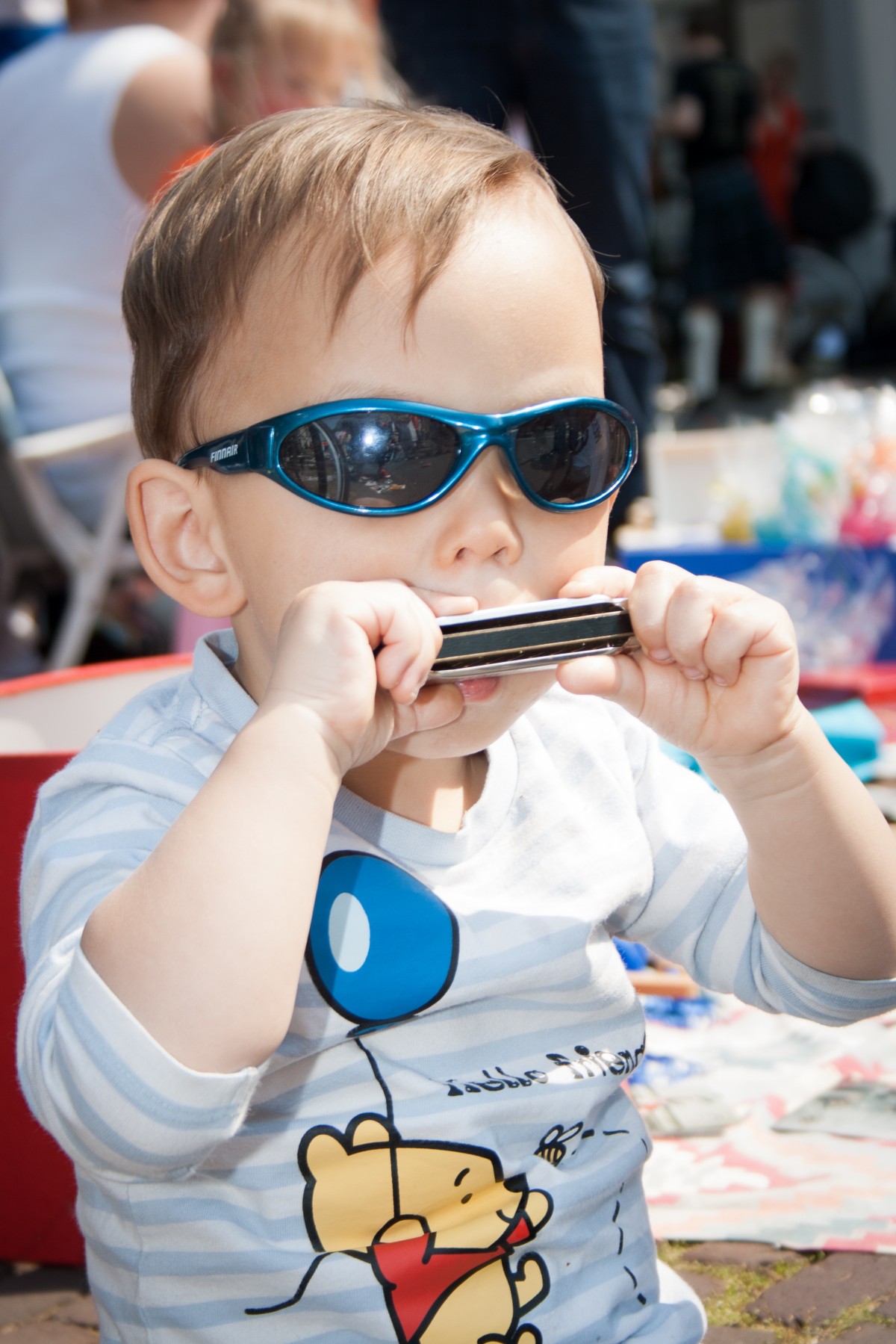 meisje, zon, spel, spelen, zoet, jongen, schattig, jong, schouwspel, jeugd, kind, kleding, baby, kindertijd, onderwijs, uk, zonnig, pret, zonnebril, zuigeling, kleuter, bril, feest, speelgoed, aan het leren, mondharmonica, kostuum, vriend, kwekerij, zelfstudie, kleintje, geliefde, geliefde, lol, jeugdig, aangenaam, speel mee, kinderspeelgoed, wees voorzichtig, voorkomen, onervaren, oogzorg, ukkie, opgroeien, gein, lamu