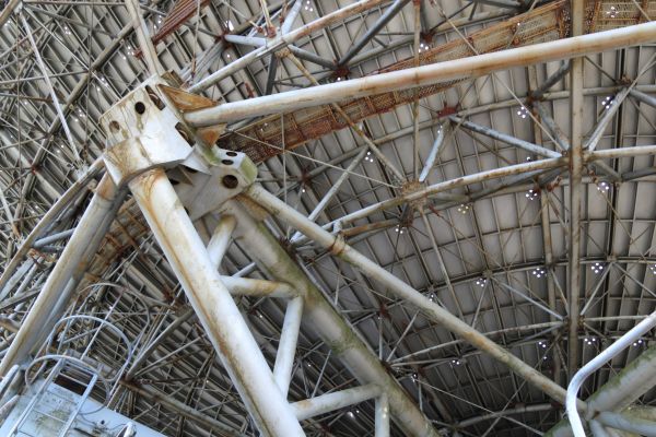 antenna,telescope,dish,fence,wood,mast