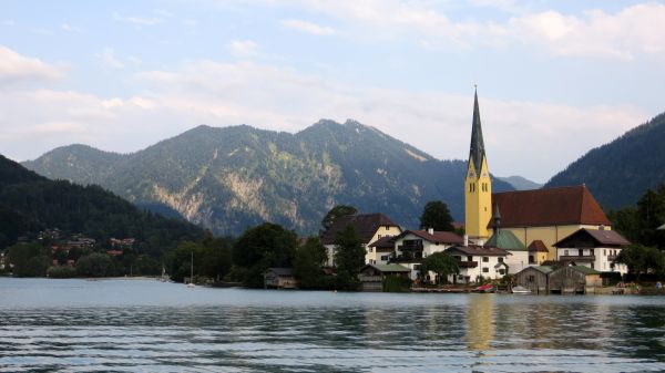 montagna,lago,città,fiume,catena montuosa,veicolo