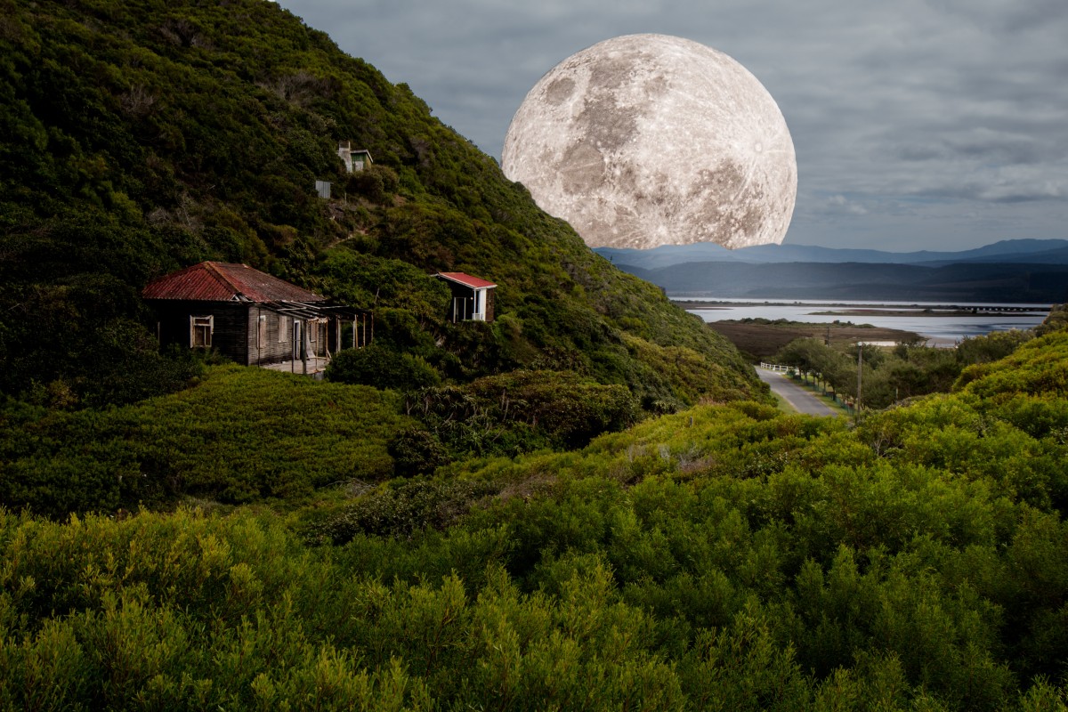 paysage, mer, côte, arbre, la nature, Roche, Montagne, ciel, nuit, cosmos, colline, rond, Lac, effrayant, chaîne de montagnes, falaise, espace, fjord, montagnes, terrain, lune, pleine lune, clair de lune, cycle, astrologie, astronomie, univers, lunaire, sphère, Lever de la lune, super lune, phase, sinistre, céleste, Coucher de soleil, mois, zone rurale, caractéristique géographique, Relief montagneux, marée de vive eau