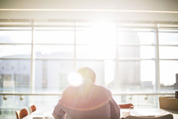 homme,la personne,ensoleillement,Soleil,sol,fenêtre