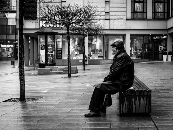 homme,piéton,noir et blanc,architecture,gens,route