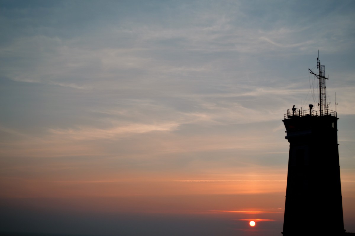 mare, coastă, natură, ocean, orizont, siluetă, nor, far, cer, soare, răsărit, apus de soare, lumina soarelui, dimineaţă, zori de zi, vară, litoral, amurg, Franţa, seară, amurg, turn, culoare, contrast, latură, semafor, brittany, amurg, re Finist