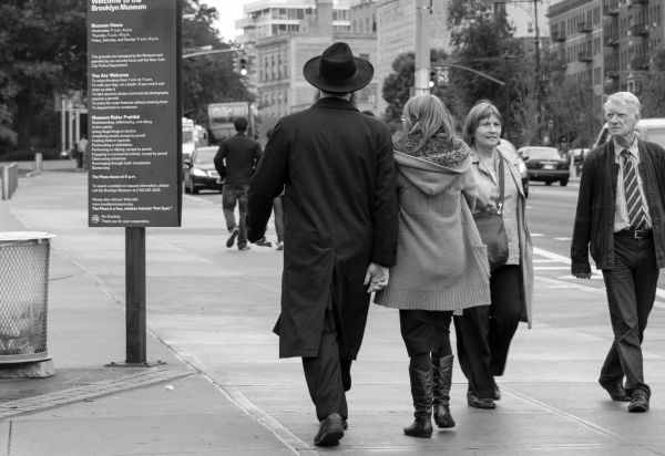 en blanco y negro,gente,la carretera,calle,peatonal,blanco