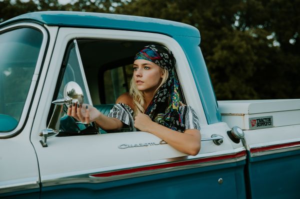 voiture,la personne,femme,bateau,fenêtre,au volant