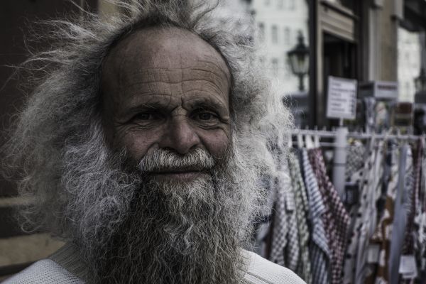 manusia,orang,orang-orang,rambut,jalan,tua